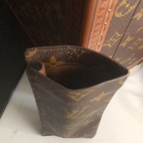 Louis Vuitton - Picture 3 of 9